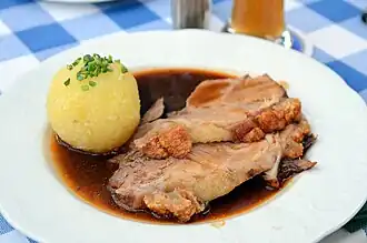 Kartoffelknödel con Schweinsbraten