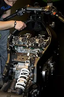 Amortiguador trasero horizontal y conductos de aire ram a través del cuello del bastidor