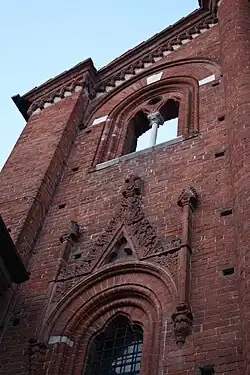 Escorzo de la fachada, con la alternancia del mármol, la terracota y el ladrillo