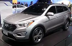 Tercera generación del Hyundai Santa Fe (versión larga).