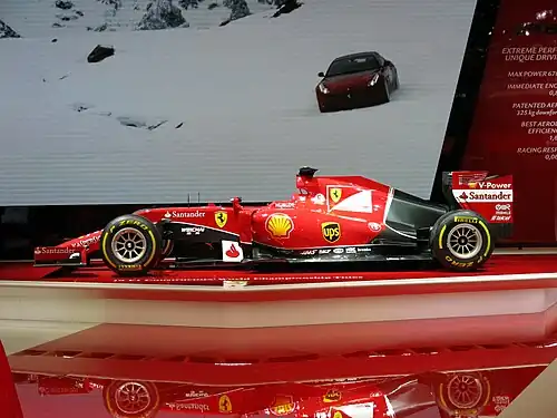 Ferrari SFT-15. En 2014, los pesos sobre los ejes especificados para los coches de F1 oscilaban entre un 45,5 y un 46,7 % en el eje delantero y un 53,3 y un 54,5 % en el eje trasero.