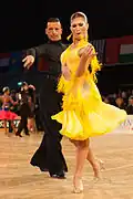 Pareja joven bailando cha-cha-cha en una competición en Austria.