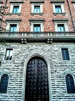Vista de la fachada de la Casa Sardi, via Paleocapa, Milán