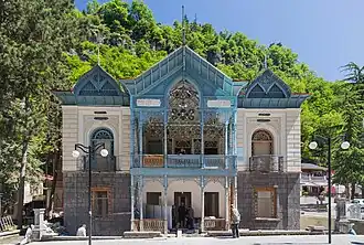 Vista general exterior de la parte de la fachada principal-