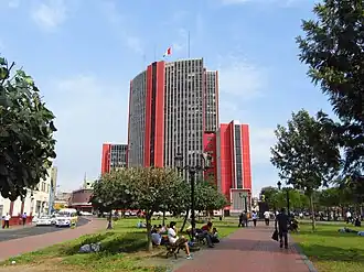 El edificio desde la plaza Luis Alberto Sánchez en 2017