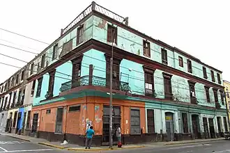 Edificio en la intersección con el jirón Cañete