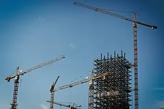 Un conjunto de grúas trabajando en la reconstrucción del Szkieletor, 2018.