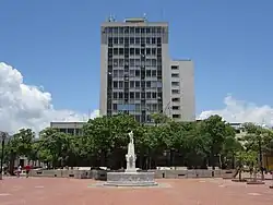Plaza de Bolívar con la fuente de las Cuatro Caras. Al fondo, el edificio de Los Bancos