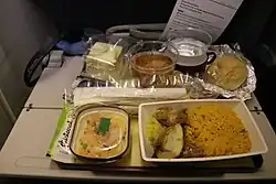 Cena de clase económica en un vuelo internacional de largo alcance