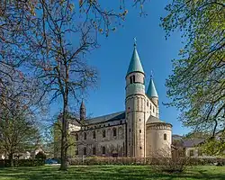 Vista nordica con apsis occidental