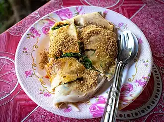 Khao soi noi songkhrueang es un plato de Shan: una envoltura hecha de masa de harina de arroz al vapor con un relleno de verduras al vapor y espolvoreada con maní molido.