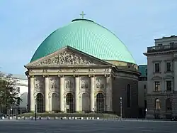 Catedral de Santa Eduvigis (1747-1773; destruida en la II Guuera Mundial y recoonstruida en 1952-1963), Berlín, obra de Georg Wenzeslaus von Knobelsdorf