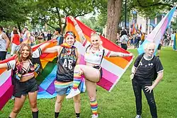 Banderas de cinco rayas en Capital Pride Walk de Washington, D.C., EUA, 2021