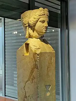 Estela hermaica de mármol que representa a un joven Dioniso.