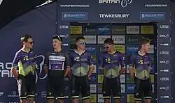 El equipo Bolton Equities Black Spoke al inicio de la fase 7 del Tour de gran Bretaña en Tewkesbury fase 7 del Tour de gran Bretaña en Tewkesbury