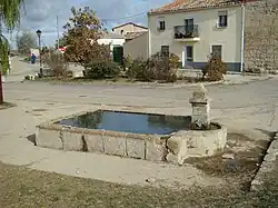 Fuente del Caño a la salida del arco de la muralla llamado Arco del Caño. Es renacentista y se alimenta de manantial