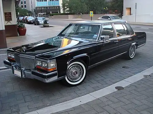 Tapacubos con radios de alambre. Cadillac Brougham (1989)