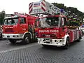 Vehículos del Servicio Contraincendios Italiano con un vehículo Astra a la izquierda y un Magirus con escalera desplegable, Desfile de las fuerzas armadas en Roma, 2 de junio de 2006.