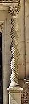 Columna salomónica con capitel compuesto en el Hôtel d'Assézat.