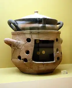 Cazuela con tapa sobre un hornillo o anafre (siglos VI-IV a. C.). Museo de la Antigua Agora de Atenas.