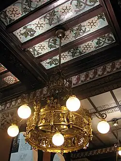 Lámpara y detalle del techo.