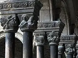 Capiteles con motivos zoomórficos, de figuras y vegetales.