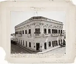 En la imagen se puede observar un edificio de dos plantas ubicada en una esquina con un gran cartel en el medio que dice "gran hotel central"