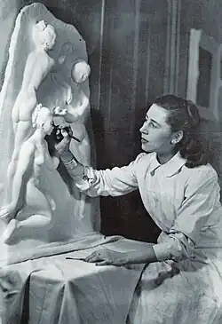 Pierrette Gargallo trabajando en la fuente de Las tres gracias