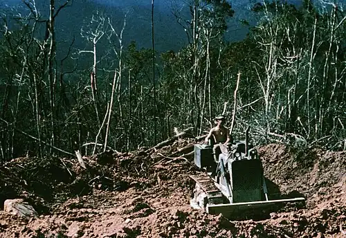 Un bulldozer del Cuerpo de Marines de EE.UU. prepara el terreno para construir una base de apoyo de fuego de montaña en Vietnam (1968).