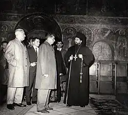 Nicolae Ceaucescu e Ion Gheorghe Maurer visitando el monasterio con el obispo Nestor Vornicescu en 1966.