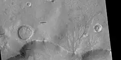 Sistema de canales que atraviesa parte de un cráter, observado por HiRISE en su programa HiWish Nota: esta es una ampliación de una imagen anterior.