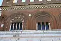 Cuadrífora y trífora del palacio del Comune en Piacenza
