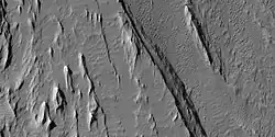 Vista cercana de yardangs de una imagen anterior, como lo ve HiRISE bajo el programa HiWish