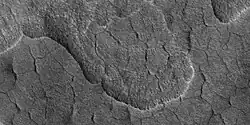 Terreno festoneado, visto por HiRISE bajo el programa HiWish