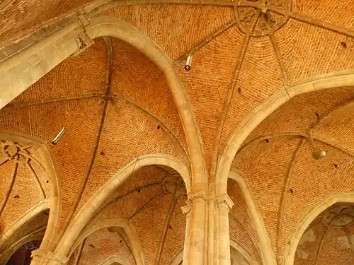 Encima la bóveda más decorada (sudeste), en "bajo" tres bovedas con ocho nervios cada una