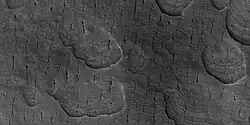 Terreno festoneado, visto por HiRISE bajo el programa HiWish