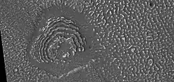 Concéntrico ridges encima piso de cráter, cuando visto por HiRISE bajo HiWish programa