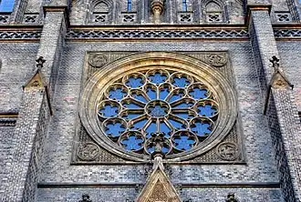 Detalle del rosetón de la fachada principal con los símbolos de los cuatro evangelistas