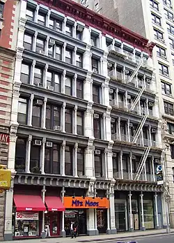 El edificio en 687–691 Broadway/250–254 de la calle Mercer fue diseñado por J. A. Wood y construido entre 1885 y 1888