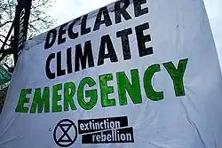 Banner en inglés que dice "Declaren la emergencia climática", 2019.