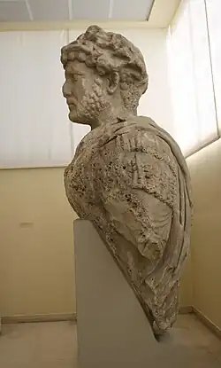 Adriano. En primer plano, arriba el paludamentum.