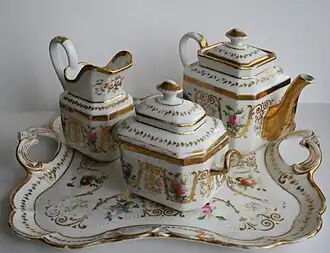 Azucarero en un juego de té de porcelana