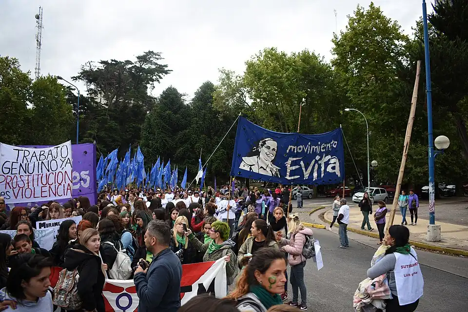 Una columna del Movimiento Evita en una manifestación