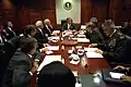 El presidente George W. Bush se reunió con su consejo de guerra en la Sala de Situaciones el 20 de septiembre de 2001, pocos días después de los atentados del 11 de septiembre de 2001.
