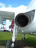 Tobera del motor izquierdo de un A-6E Intruder y rueda del tren trasero.