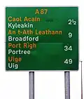 Una señal escocesa en la isla de Skye, con nombres escritos en Gaelico Escocés e inglés, y mostrando las distancias en millas.