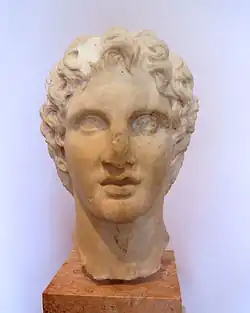 Busto de Alejandro Magno del periodo helenístico (hacia 336 a. C.) hallado en las proximidades del Erecteion en 1886. Se atribuye a Lisipo o Leócares.