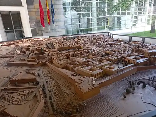 En segundo plano a la izquierda el revellín que defiende la cortina de la Tejería