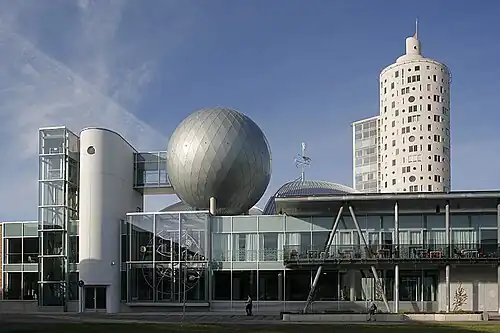 Centro de ciencias AHHAA. Al fondo, la Torre Caracol.