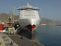 Vista de proa del AIDAnova, en el puerto de Santa Cruz de Tenerife.
